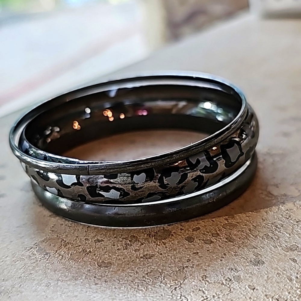 Bangles 3 of them cheetah pattern on big bangle LOT402